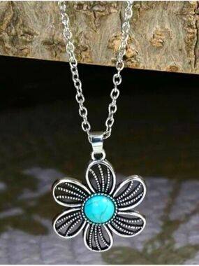 Boho  Flower Necklace  SIMULATED Turquoise Beautiful Lattice.